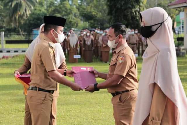 Wakil Walikota Solok Ramadhani Kirana Putra serahkan secara simbolis SK Kenaikan pangkat ASN.